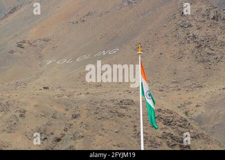 Die indische Nationalflagge schwingt im Boden des Mount Tololing und erinnert an den kargil-Krieg von 1999, als die indische Armee die pakistanische Armee gewann und zurückkämpfte Stockfoto