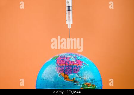 Die Vereinigten Staaten und das globale Konzept der Impfstrategie Covid19. Impfstoffe gegen COVID. Stockfoto