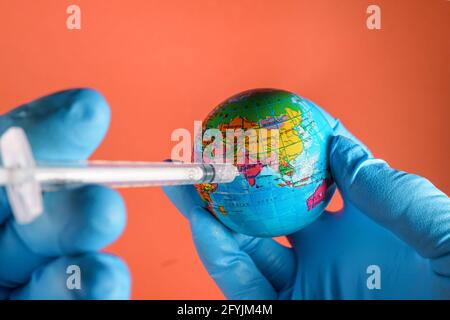 Konzept der Impfstrategie für Global Covid19. Impfstoffe gegen COVID. Stockfoto