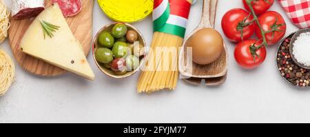 Italienische Küche Zutaten für Speisen. Pasta, Käse, Salami, Oliven und Tomaten. Flache Lage von oben Stockfoto