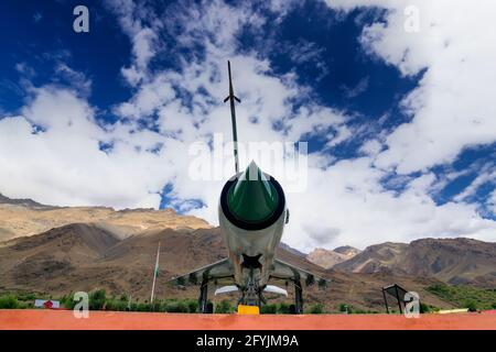 KARGIL, JAMMU UND KASCHMIR / INDIEN - 1. SEPTEMBER : Ein MIG-21 Kampfflugzeug, das Indien im Kargil-Krieg 1999 (Operation Vijay) zwischen Pak und Indien eingesetzt hat. Stockfoto