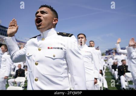 Die Midshipmänner der United States Navy legen ihren Eid ab, nachdem US-Vizepräsidentin Kamala Harris am Freitag, den 28. Mai 2021, die Grundsatzrede zur Abschlussfeier und Inbetriebnahme der United States Naval Academy Class of 2021 im Navy-Marine Corps Memorial Stadium in Annapolis, Maryland, gehalten hat. Quelle: Alex Edelman/Pool via CNP /MediaPunch Stockfoto