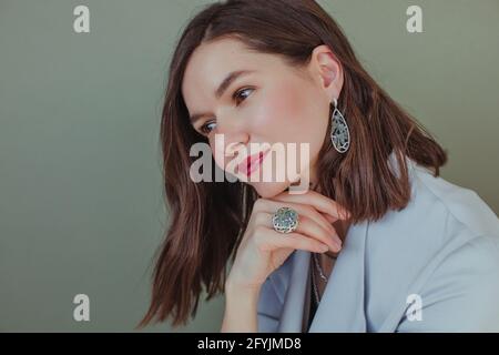 Porträt einer schönen Frau, die ihr Kinn auf der Hand liegt Stockfoto