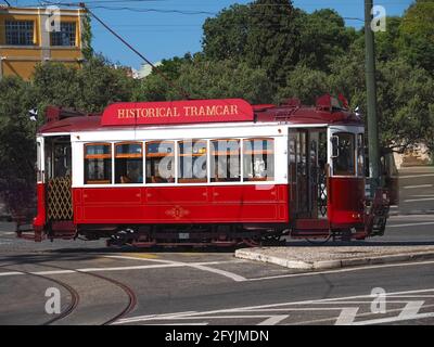 Die berühmten Straßenbahnen in Lissabon in Portugal Stockfoto