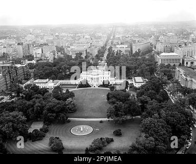 Luftaufnahme von Washington, D.C. und der Nordfront und der Südrückseite des Weißen Hauses, aufgenommen vom Lafayette Park im President's Park. Auf dem Foto sind auch die Ellipse, das Washington Monument, das Jefferson Memorial, das Executive Office Building und das US-Finanzministerium zu sehen. Stockfoto