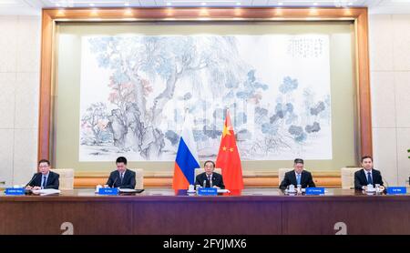 Peking, China. Mai 2021. Yang Xiaodu, Mitglied des Politbüros des Zentralkomitees der Kommunistischen Partei Chinas und Vorsitzender der Nationalen Überwachungskommission, hält Gespräche mit Andrey Chobotov, dem Leiter der Antikorruptionsabteilung des Präsidenten der Russischen Föderation, über einen Videolink in Peking, der Hauptstadt Chinas, 28.Mai 2021. Quelle: Zhai Jianlan/Xinhua/Alamy Live News Stockfoto