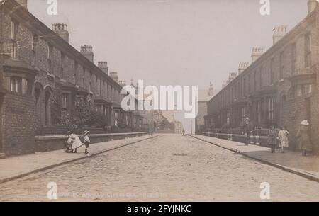 Vintage 1905 Edwardianische Fotopostkarte mit Kindern in Miriam Road, Anfield, Liverpool, England Stockfoto