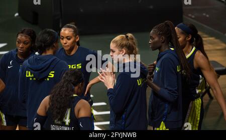 27. Mai 2021, Atlanta, GA, USA: AWAK KUIER, Aus Finnland (zweite von rechts) spielt in ihrem ersten Spiel mit WNBAÃs Dallas Wings gegen Atlanta Dream. (Bild: © Robin Rayne/ZUMA Wire)