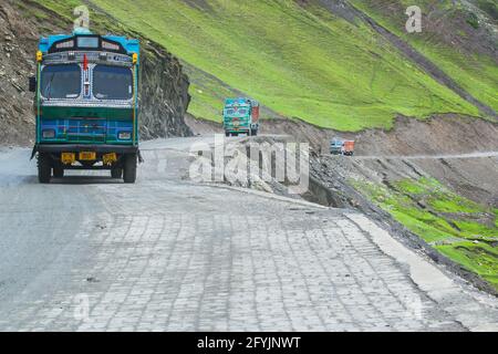 LEH, INDIEN - 1. SEPTEMBER 2014 : Lastwagen, die Waren transportieren, passieren den Zojila Pass, einen Hochgebirgspass zwischen Srinagar und Leh bei 11575 Fuß. Stockfoto