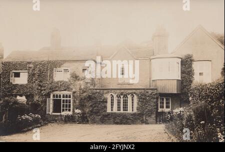 Vintage-Fotopostkarte aus dem frühen 20. Jahrhundert, die ein nicht identifiziertes Haus und Grundstück zeigt. Stockfoto