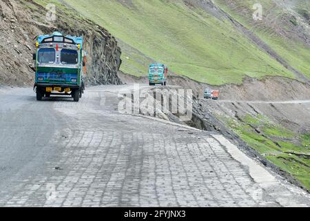 LEH, INDIEN - 1. SEPTEMBER 2014 : Lastwagen, die Waren transportieren, passieren den Zojila Pass, einen Hochgebirgspass zwischen Srinagar und Leh bei 11575 Fuß. Stockfoto