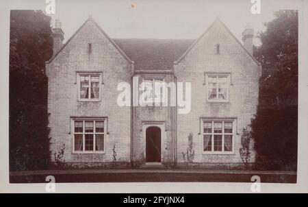 Vintage-Fotopostkarte aus dem frühen 20. Jahrhundert, die ein nicht identifiziertes, aber unverwechselbar aussehendes Haus zeigt. Stockfoto