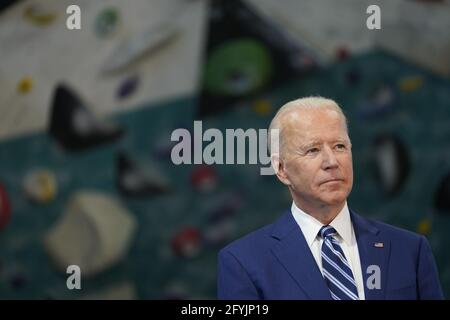 Alexandria, Vereinigte Staaten Von Amerika. Mai 2021. US-Präsident Joe Biden hält am 19. Mai 2021 im Sportrock Climbing Center in Alexandria, Virginia, eine Rede, um die bedeutenden Fortschritte zu würdigen, die Virginia im Kampf gegen COVID-28 in Zusammenarbeit mit der Biden-Harris-Regierung erzielt hat. Bild: Chris Kleponis/Pool/Sipa USA Bild: SIPA USA/Alamy Live News Stockfoto