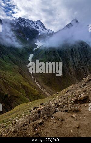 Ein gefrorener Fluss am Zojila Pass, ein Hochgebirgspass zwischen Srinagar und Leh bei 11575 Fuß, 9 km Ausdehnung. Höchster Indischer Nationalautobahn. Stockfoto