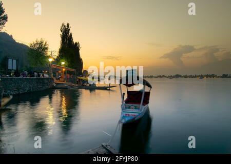 Srinagar, Jammu und Kaschmir, Indien - 31. August 2014 : Sonnenuntergang am Dal Lake, Srinagar. Hausboote schwimmen am späten Nachmittag auf dem See. Stockfoto