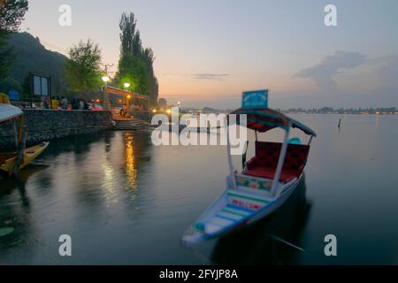 Shree Nagar, Jammu und Kaschmir, Indien-31. August 2014 : Blick auf den Dal See nach Sonnenuntergang, Hausboote auf dem Wasser mit Abendhimmel im Hintergrund. Stockfoto