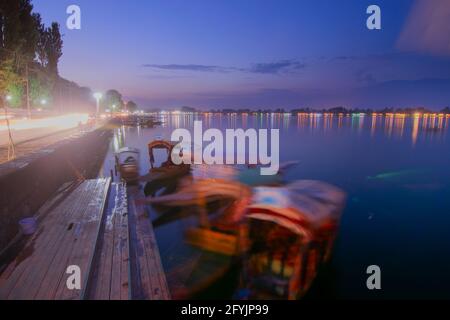 Shree Nagar, Jammu und Kaschmir, Indien-31. August 2014 : schöner Dal See in blauer Stunde nach Sonnenuntergang, Hausboote auf Wasser mit Abendhimmel schwimmen. Stockfoto