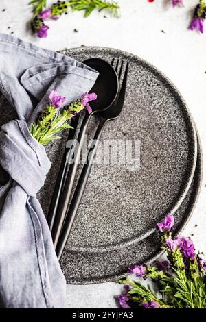 Rustikale Sommertafel mit frischen Lavendelblüten auf einem Tisch Stockfoto