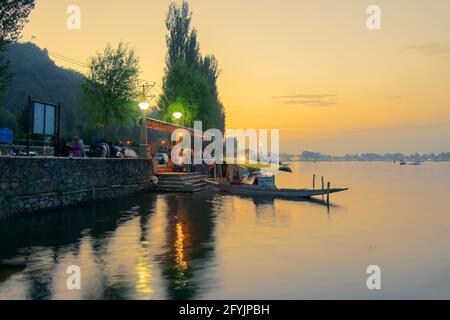Srinagar, Jammu und Kaschmir, Indien - 31. August 2014 : Sonnenuntergang am Dal Lake, Srinagar. Hausboote schwimmen am späten Nachmittag auf dem See. Stockfoto