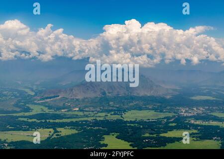 Luftaufnahme der himalaya-Berge von Ladakh, grüne Landschaft mit Berggipfeln und Indus-Tal darunter, Himmel mit Wolken im Hintergrund, Ladakh, Ja Stockfoto