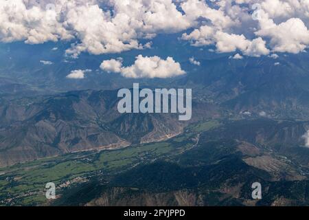 Luftaufnahme der himalaya-Berge von Ladakh, grüne Landschaft mit Berggipfeln und Indus-Tal darunter, Himmel mit Wolken im Hintergrund, Ladakh, Ja Stockfoto