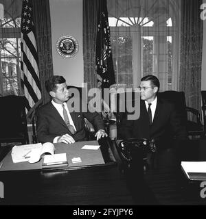 19. Juni 1962 Präsident John F. Kennedy trifft Verteidigungsminister Robert McNamara (rechts). Cabinet Room, White House, Washington, D.C. Stockfoto