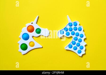 Zwei einfache Grübchen in Form Einhorn auf gelbem Hintergrund. Draufsicht Flat Lay. Stockfoto