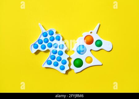 Zwei einfache Grübchen in Form Einhorn auf gelbem Hintergrund. Draufsicht Flat Lay. Stockfoto