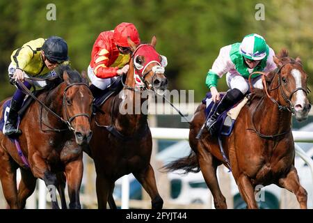 Carbon positive geritten von Jockey Ray Dawson (rechts) gewinnen die whichbookie.co.uk Wettangebote Handicap auf der Brighton Racecourse. Bilddatum: Freitag, 28. Mai 2021. Stockfoto