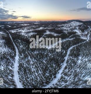 Weitwinkelaufnahme der Dämmerung über Sandberget in Schwedisch lappland. Stockfoto