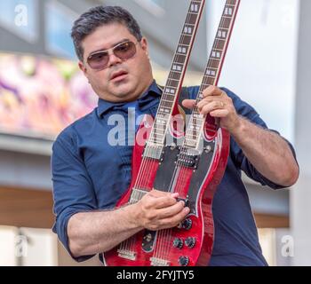 Saul Torres und seine Gruppe spielen beim MexFest am Yonge-Dundas Square, Toronto, Kanada. Das Jahr 2015 Stockfoto