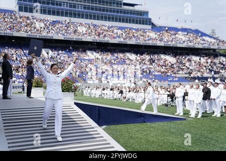 Annapolis, Vereinigte Staaten Von Amerika. Mai 2021. Eine Absolventin der United States Naval Academy Class of 2021 feiert ihr Diplom bei der Abschlussfeier und der Inbetriebnahmezeremonie, die am Freitag, den 28. Mai 2021 im Navy-Marine Corps Memorial Stadium in Annapolis, Maryland, stattfand. Quelle: Alex Edelman/Pool/Sipa USA Quelle: SIPA USA/Alamy Live News Stockfoto