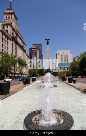 Brunnen an der University Avenue im Zentrum von Toronto in Ontario, Kanada. Das South African war Memorial steht vor dem Canada Life Building. Stockfoto