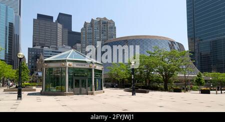 Roy Thomson Hall im Zentrum von Toronto in Ontario, Kanada. Der Konzertsaal befindet sich am David Pecaut Square. Stockfoto