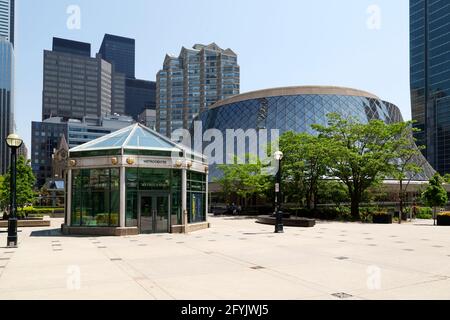 Roy Thomson Hall im Zentrum von Toronto in Ontario, Kanada. Der Konzertsaal befindet sich am David Pecaut Square. Stockfoto