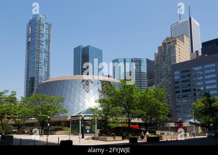 Roy Thomson Hall im Zentrum von Toronto in Ontario, Kanada. Der Konzertsaal befindet sich am David Pecaut Square. Stockfoto