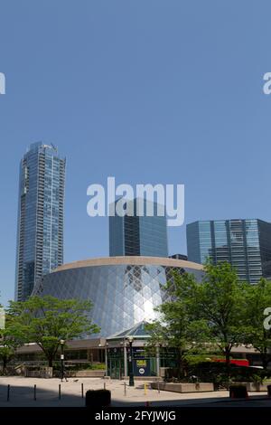 Roy Thomson Hall im Zentrum von Toronto in Ontario, Kanada. Der Konzertsaal befindet sich am David Pecaut Square. Stockfoto