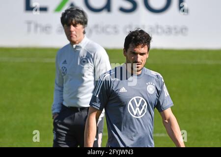 Bundestrainer Joachim Jogi LOEW, LOW (GER) schaut auf Mats HUMMELS. Training der deutschen Fußballnationalmannschaft, Trainingslager in Seefeld/Tirol am 28. Mai 2021. Stockfoto