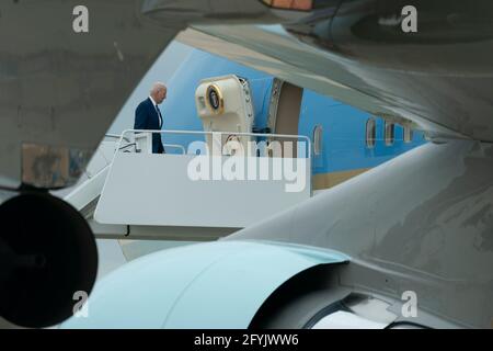 Der Präsident der Vereinigten Staaten, Joe Biden, ist bei der Joint Base Andrews an der Spitze der Air Force One, um am Freitag, den 28. Mai 2021, auf der Joint Base Langley-Eustis in Virginia eine Rede zu halten. Bild: Chris Kleponis/Pool/Sipa USA Bild: SIPA USA/Alamy Live News Stockfoto