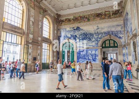 PORTO, PORTUGAL - 16. OKTOBER 2017: Mit Fliesen geschmückter Vorraum des Bahnhofs Sao Bento in Porto, Portugal. Stockfoto