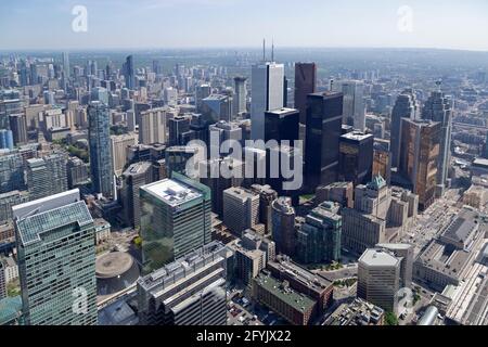 Gebäude in der Innenstadt von Toronto, Ontario, Kanada. Die Wolkenkratzer und Vororte sind vom CN Tower aus zu sehen. Stockfoto