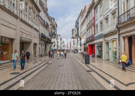 PORTO, PORTUGAL - 16. OKTOBER 2017: Fußgängerstraße Santa Catarina in Porto, Portugal. Stockfoto