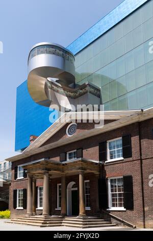 Die Kunstgalerie von Ontario in Toronto, Kanada. Das Mauerwerk Grange Gebäude sowie die Titan- und Glaserweiterung des Hauptgebäudes sind zu sehen. Stockfoto