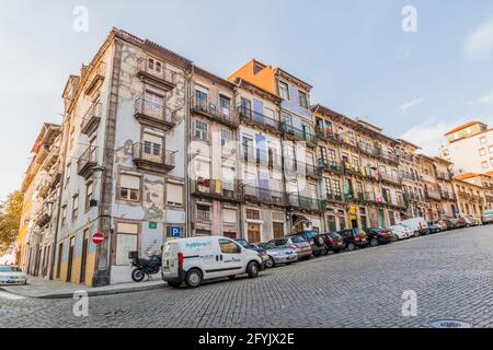 PORTO, PORTUGAL - 16. OKTOBER 2017: Häuserblock in einer steilen Straße in Porto, Portugal. Stockfoto