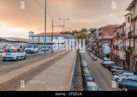 PORTO, PORTUGAL - 16. OKTOBER 2017: Nova da Alfandega Straße in Porto, Portugal. Stockfoto