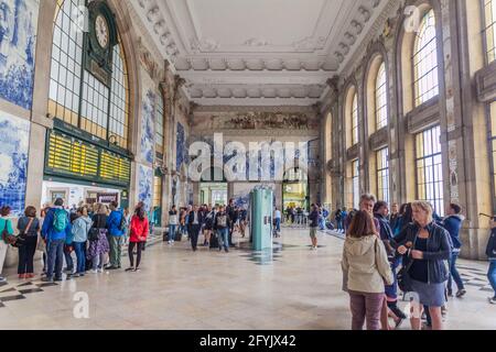 PORTO, PORTUGAL - 17. OKTOBER 2017: Mit Fliesen geschmückter Vorraum des Bahnhofs Sao Bento in Porto, Portugal Stockfoto