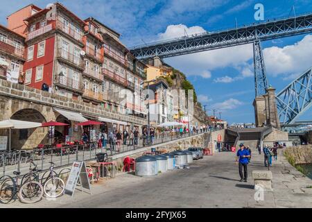 PORTO, PORTUGAL - 18. OKTOBER 2017: Douro-Ufer und Dom Luis-Brücke in Porto. Stockfoto