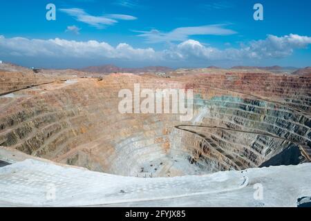 Blick von oben auf eine Tagebau-Kupfermine in Peru Stockfoto