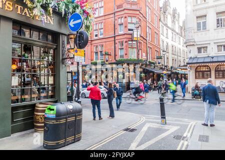 LONDON, VEREINIGTES KÖNIGREICH - 4. OKTOBER 2017: Pubs auf der St Martins Lane in London, Vereinigtes Königreich Stockfoto