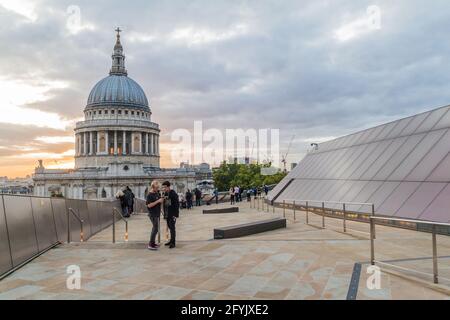 LONDON, VEREINIGTES KÖNIGREICH - 4. OKTOBER 2017: Die Menschen auf der Aussichtsplattform des One New Change Rooftop in London schauen auf die Kuppel der St. Paul's Cathedra Stockfoto